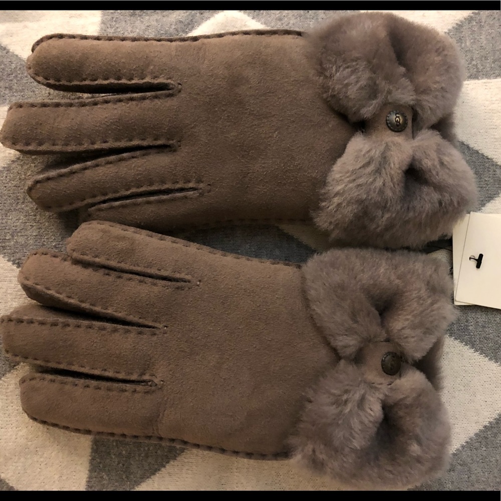 NWT UGG mittens.